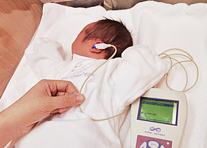 写真：新生児聴力検査の風景
